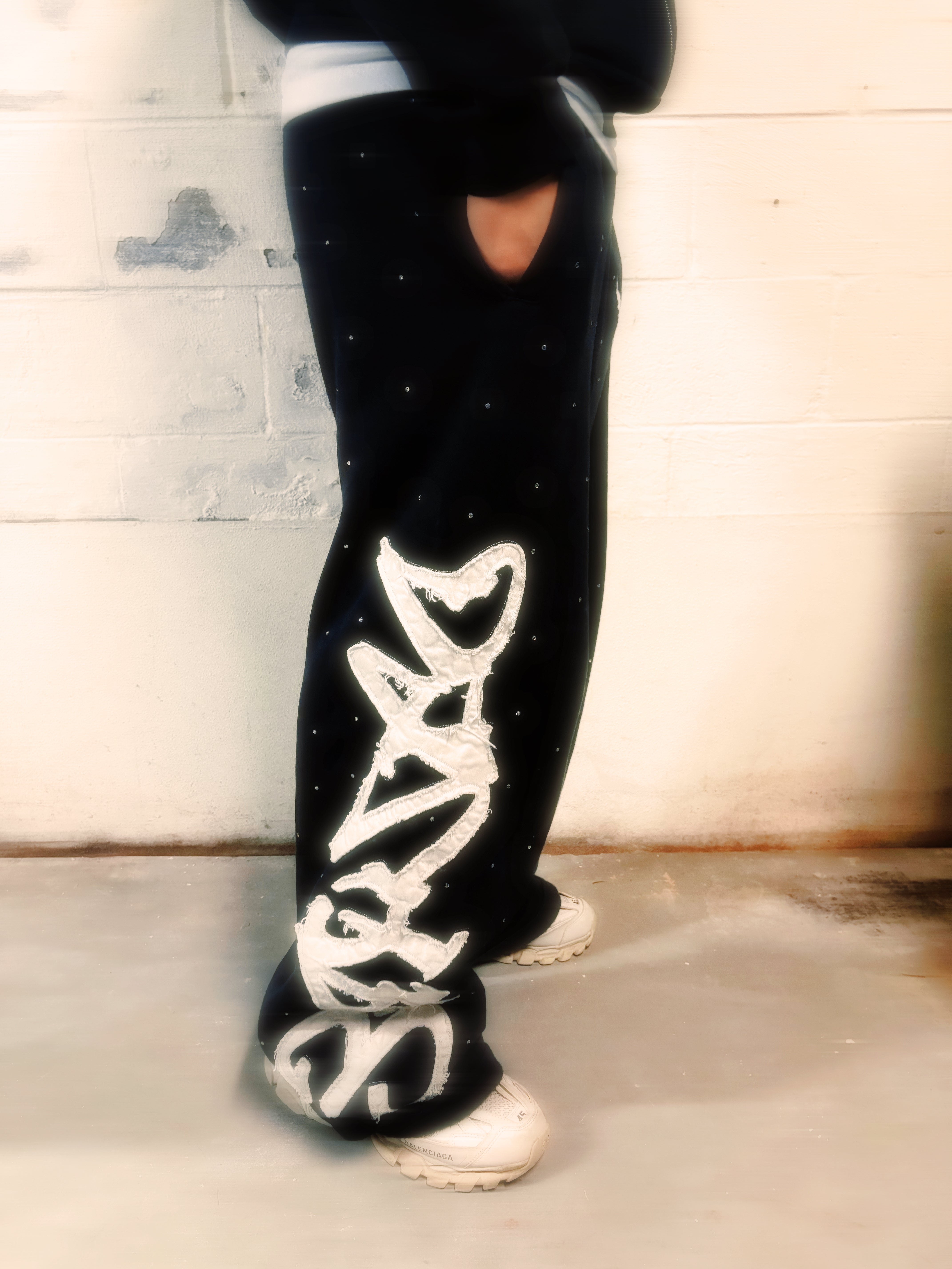 “MESSENGER” BLACK SWEATPANTS